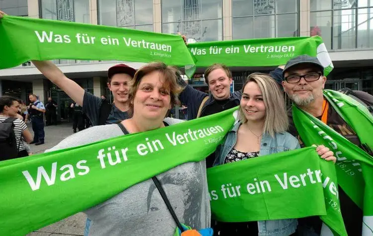 Teilnehmer am Deutschen Evangelischen Kirchentag bei ihrer Ankunft am Hauptbahnhof Dortmund.