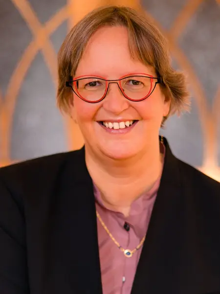 Dr. Viola Schrenk