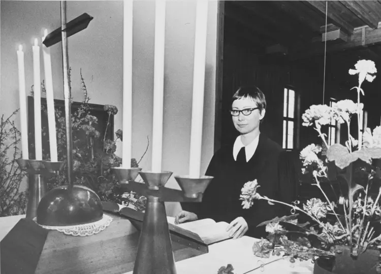 Heide Kast im Talar 1971