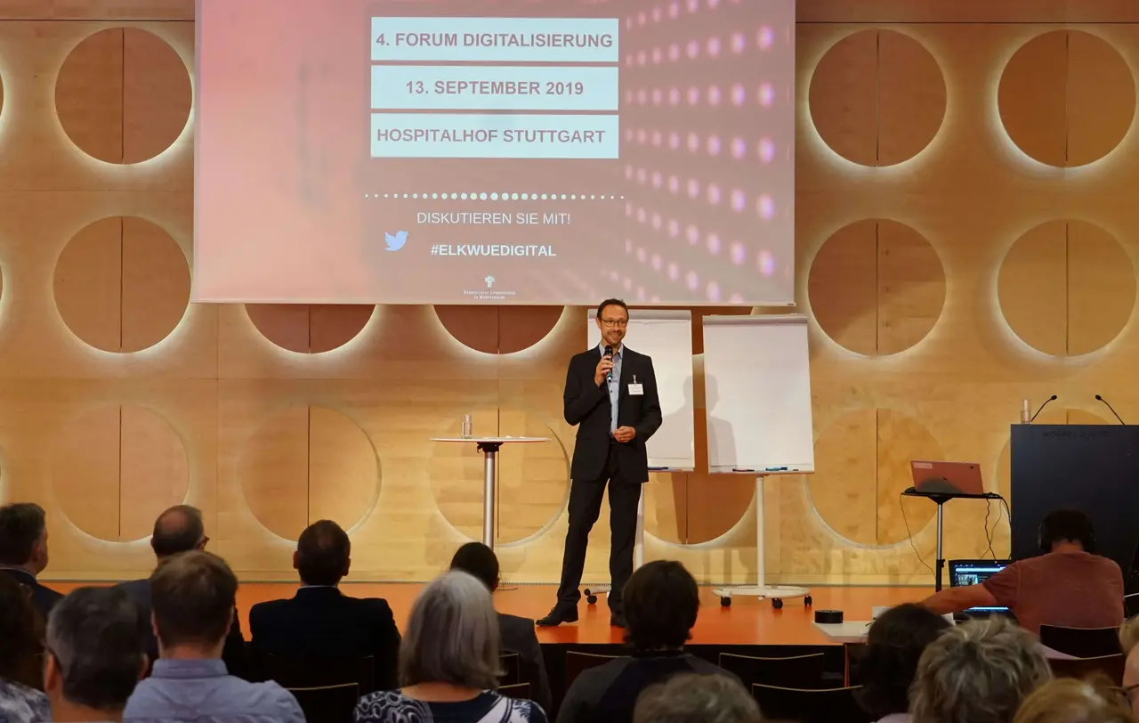 Rund 200 Teilnehmer zählt das 4. Digitalisierungsforum der Evangelischen Landeskirche am Freitag, 13. September. Organisator Joachim Stängle begrüßte die Besucherinnen und Besucher.