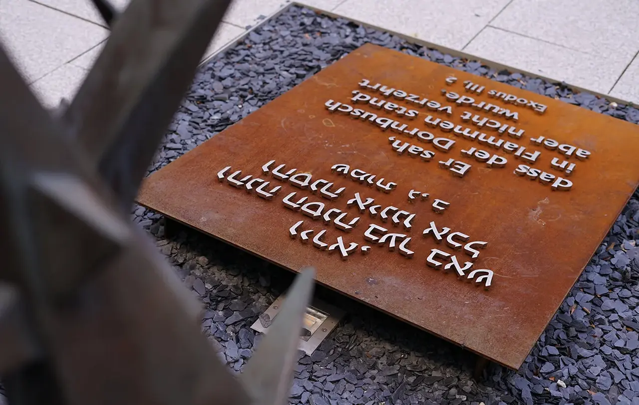 "Er sah, dass der Dornbusch in Flammen stand, aber nicht verzehrt wurde."