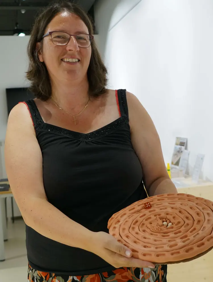 Ein nach historischen Vorbildern gefertiges Spiel, wie es die Israeliten in der ägyptischen Gefangenschaft gespielt haben könnten: Pfarrerin Karina Beck vom „bibliorama“ zeigt, was die Teilnehmer des Ferienprogramms basteln können.