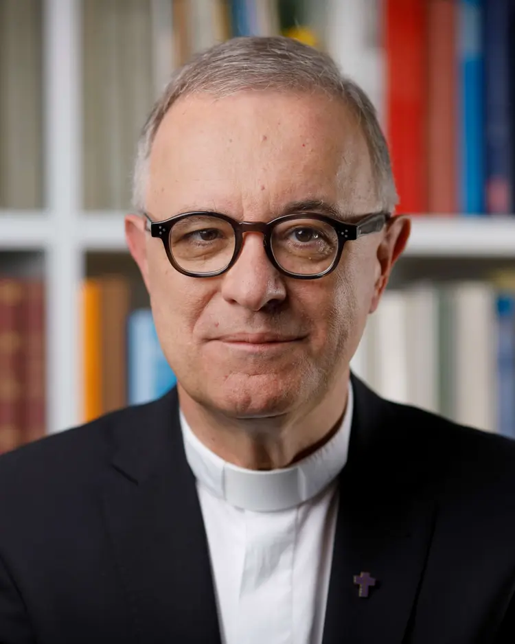 Landesbischof Frank Otfried July verurteilt den Brandanschlag auf die Synagoge in Ulm. Dank eines beherzten Zeugen konnte die Feuerwehr Schlimmeres verhindern.