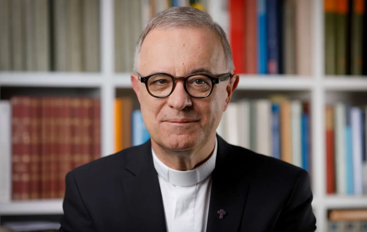 Landesbischof Frank Otfried July dankt den Tausenden von Mitarbeitern der Vesperkirchen für ihren Dienst.