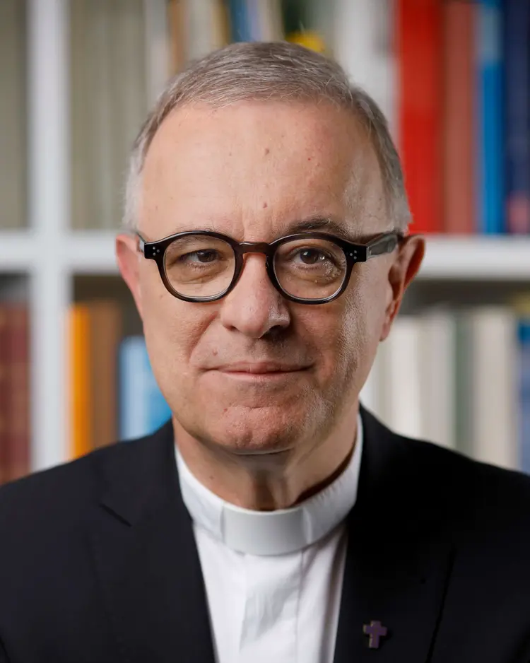 Landesbischof Frank Otfried July verurteilt den Brandanschlag auf die Synagoge in Ulm. Dank eines beherzten Zeugen konnte die Feuerwehr Schlimmeres verhindern.