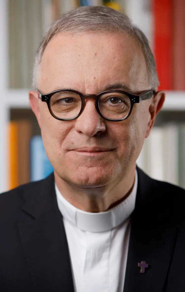 Landesbischof Frank Otfried July verurteilt den Brandanschlag auf die Synagoge in Ulm. Dank eines beherzten Zeugen konnte die Feuerwehr Schlimmeres verhindern.