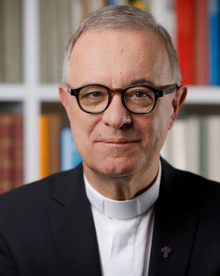 Landesbischof Frank Otfried July verurteilt den Brandanschlag auf die Synagoge in Ulm. Dank eines beherzten Zeugen konnte die Feuerwehr Schlimmeres verhindern.