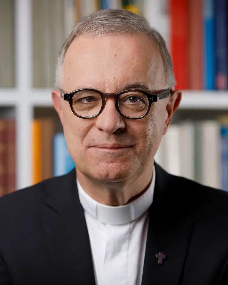 Landesbischof Frank Otfried July verurteilt den Brandanschlag auf die Synagoge in Ulm. Dank eines beherzten Zeugen konnte die Feuerwehr Schlimmeres verhindern.