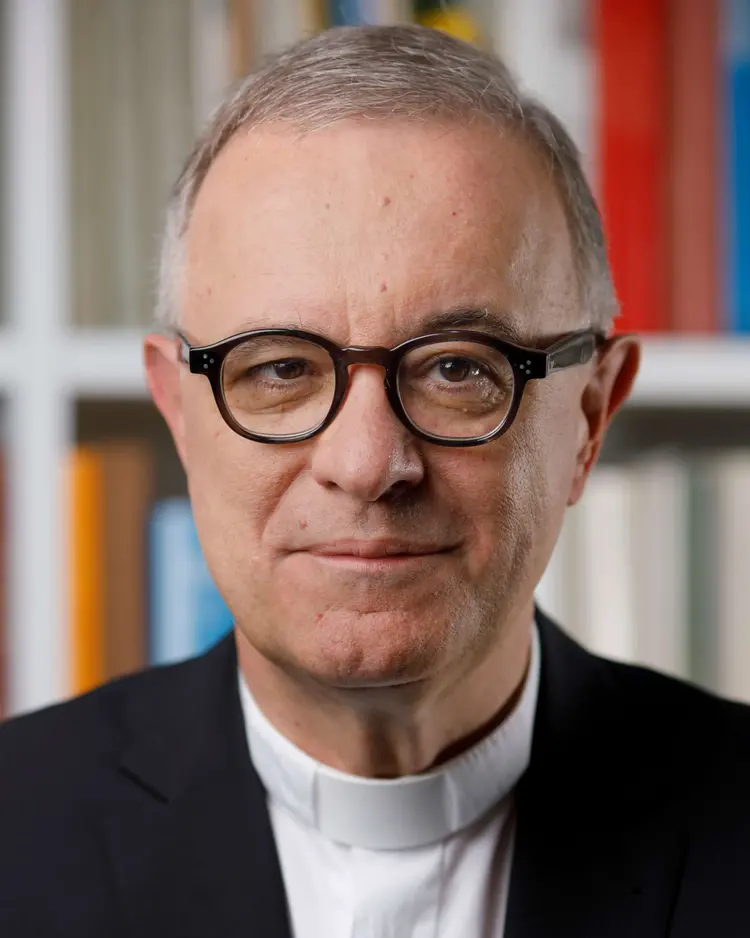 Landesbischof Frank Otfried July verurteilt den Brandanschlag auf die Synagoge in Ulm. Dank eines beherzten Zeugen konnte die Feuerwehr Schlimmeres verhindern.