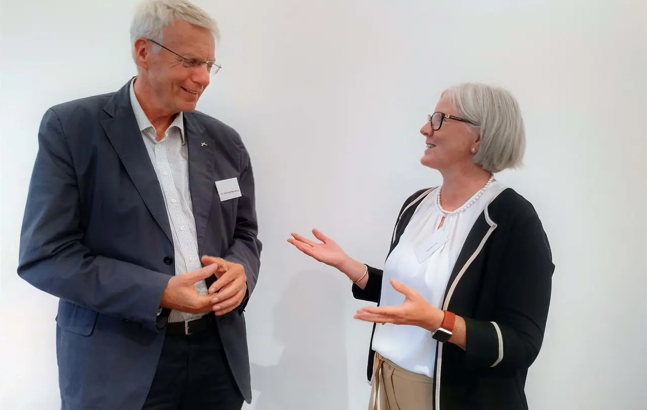 Sabine Foth, Präsidentin der 16. Landessynode, im Gespräch mit Dr. Johannes Warmbrunn, Sprecher des Diözesanrats.