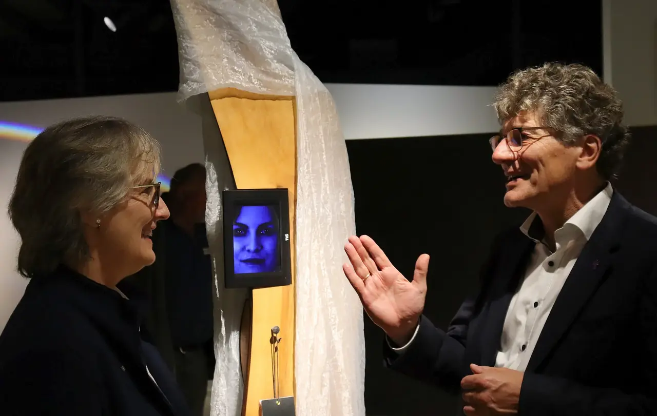 Landesbischof Gohl spricht mit Franziska Stocker-Schwarz, der Leiterin des Biblioramas.