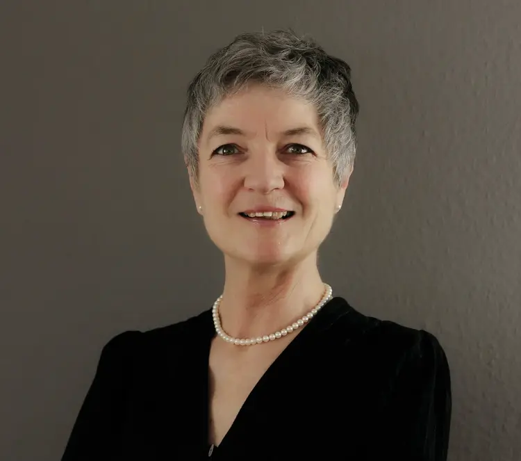 Oberkirchenrätin Carmen Rivuzumwami Oberkirchenrätin Carmen Rivuzumwami leitet Dezernat 2 „Kirche und Bildung“, das sich mit allen Fragen kirchlicher Bildung beschäftigt. Es umfasst die Referate "Religionsunterricht, Schule und Bildung", "Werke und Dienste" sowie "Diakonat".