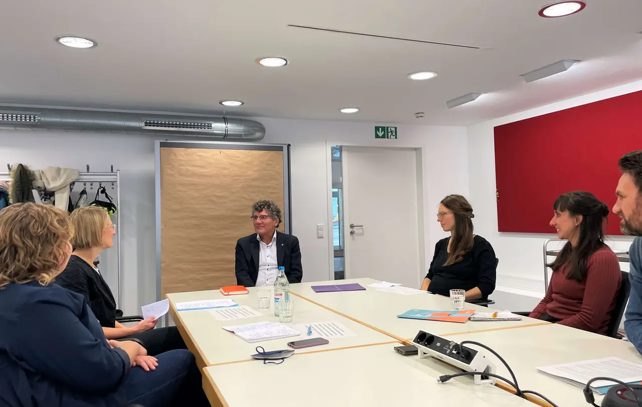 Die Briefeschreiber fordern die Verabschiedung eines wirkungsvollen Klimaschutzgesetzes, die Bereitstellung von Personal und ein intensiveres öffentliches Eintreten für mehr Klimaschutz. Die Gruppe im Gespräch mit Landesbischof Ernst-Wilhelm Gohl.