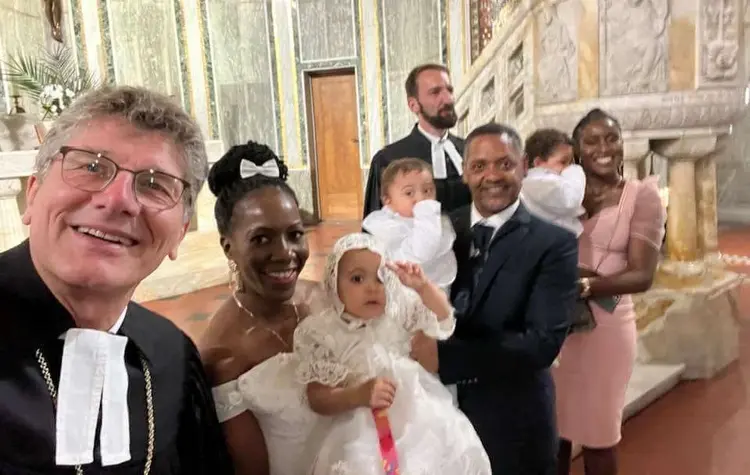 Landesbischof Ernst-Wilhelm Gohl (links) hat in der Christuskirche in Rom drei Drillingsschwestern getauft. Hinten: Dr. Michael Jonas, Pfarrer an der Christuskirche.