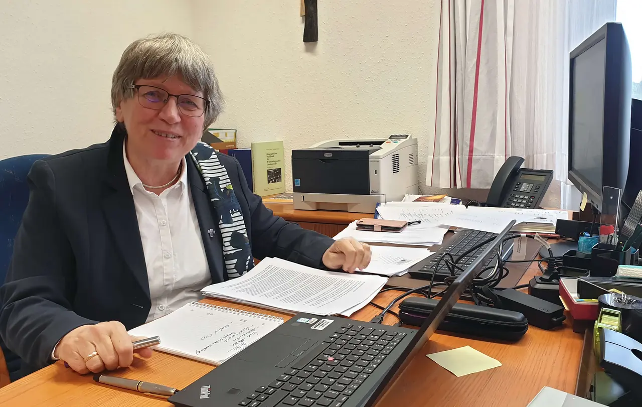Inge Schneider in ihrem Büro im Oberkirchenrat: Zum letzten Mal bereitet sie derzeit gemeinsam mit den Mitarbeiterinnen der Synoden-Geschäftsstelle eine Tagung des Kirchenparlaments vor.