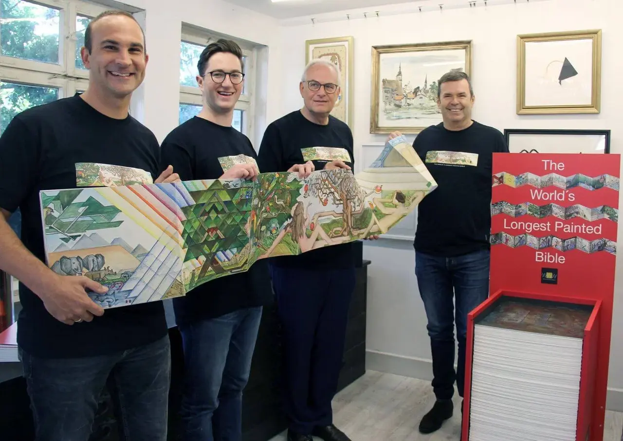 Beim Pressegespräch in Bad Cannstatt zeigten die Organisatoren Ausschnitte (v.r.): Martin Wiedmann, Sohn des Malers Willy Wiedmann, Eckart Schultz-Berg, evangelischer Dekan von Bad Cannstatt, Florian Wiedmann, Enkel des Malers, Florian Link, ev. Pfarrer in Bad Cannstatt.