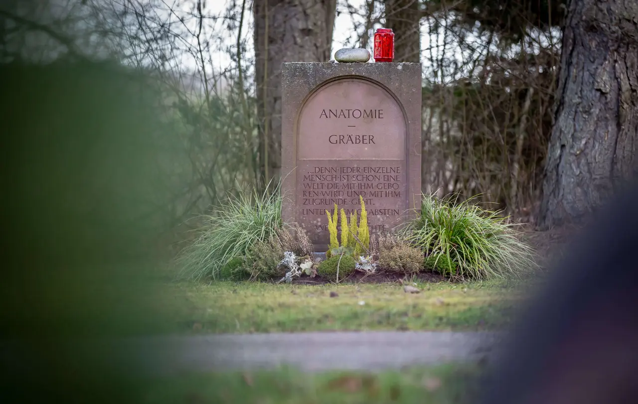 Nach einer würdevollen Abschiedsfeier werden die Körperspender auf dem Tübinger Bergfriedhof bestattet.