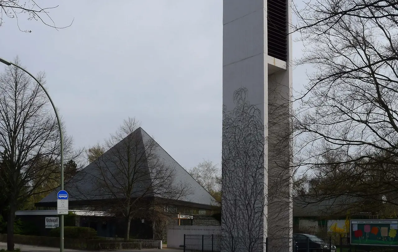 Die Johann-Christoph-Blumhardt-Kirche in Berlin-Britz ist nach dem Vater von Christoph Blumhardt benannt.