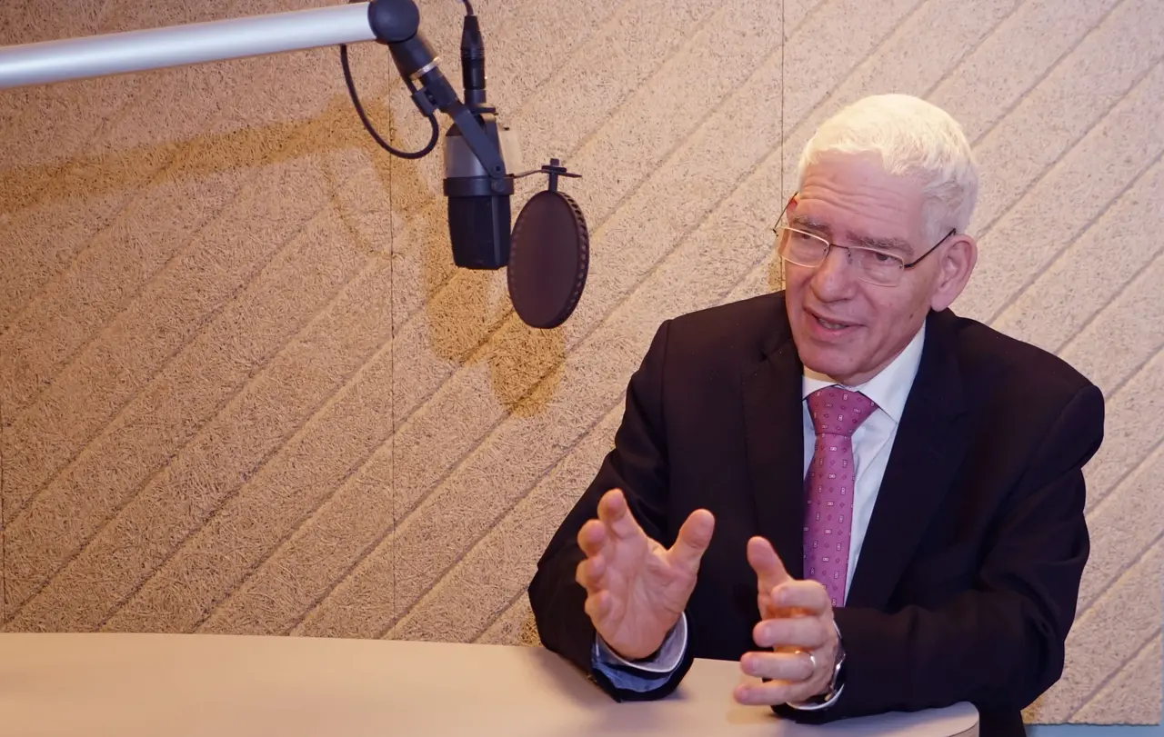 Dr. Josef Schuster, Präsident des Zentralrats der Juden in Deutschland, hob bei seinem Besuch im Evangelischen Medienhaus in Stuttgart die Rolle der Kirchen im Kampf gegen den Antisemitismus hervor.
