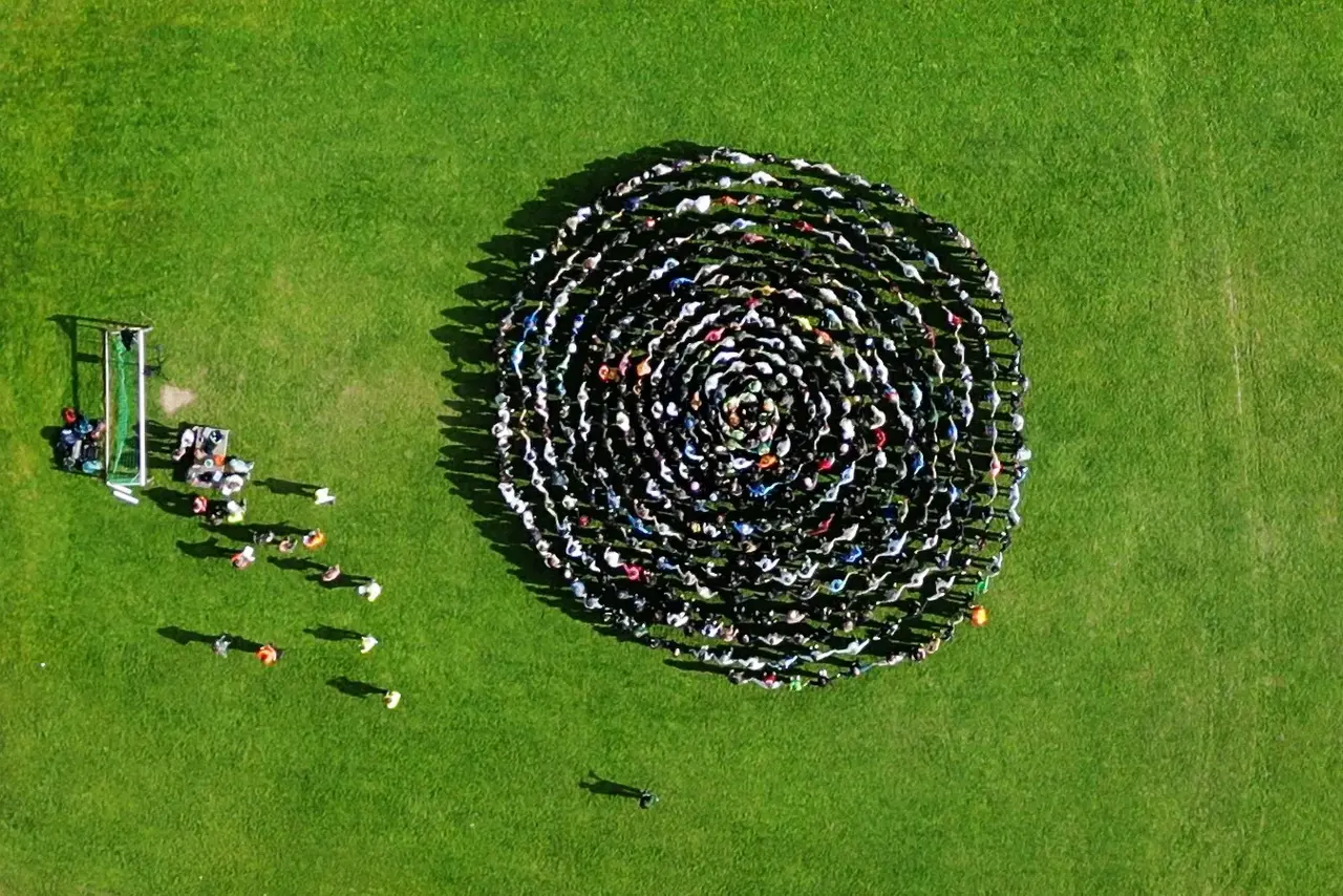 470 Jugendliche formten bei einer EJW-Freizeit die größte Zimtschnecken-Umarmung der Welt. 470 Jugendliche formten bei einer EJW-Freizeit die größte Zimtschnecken-Umarmung der Welt.