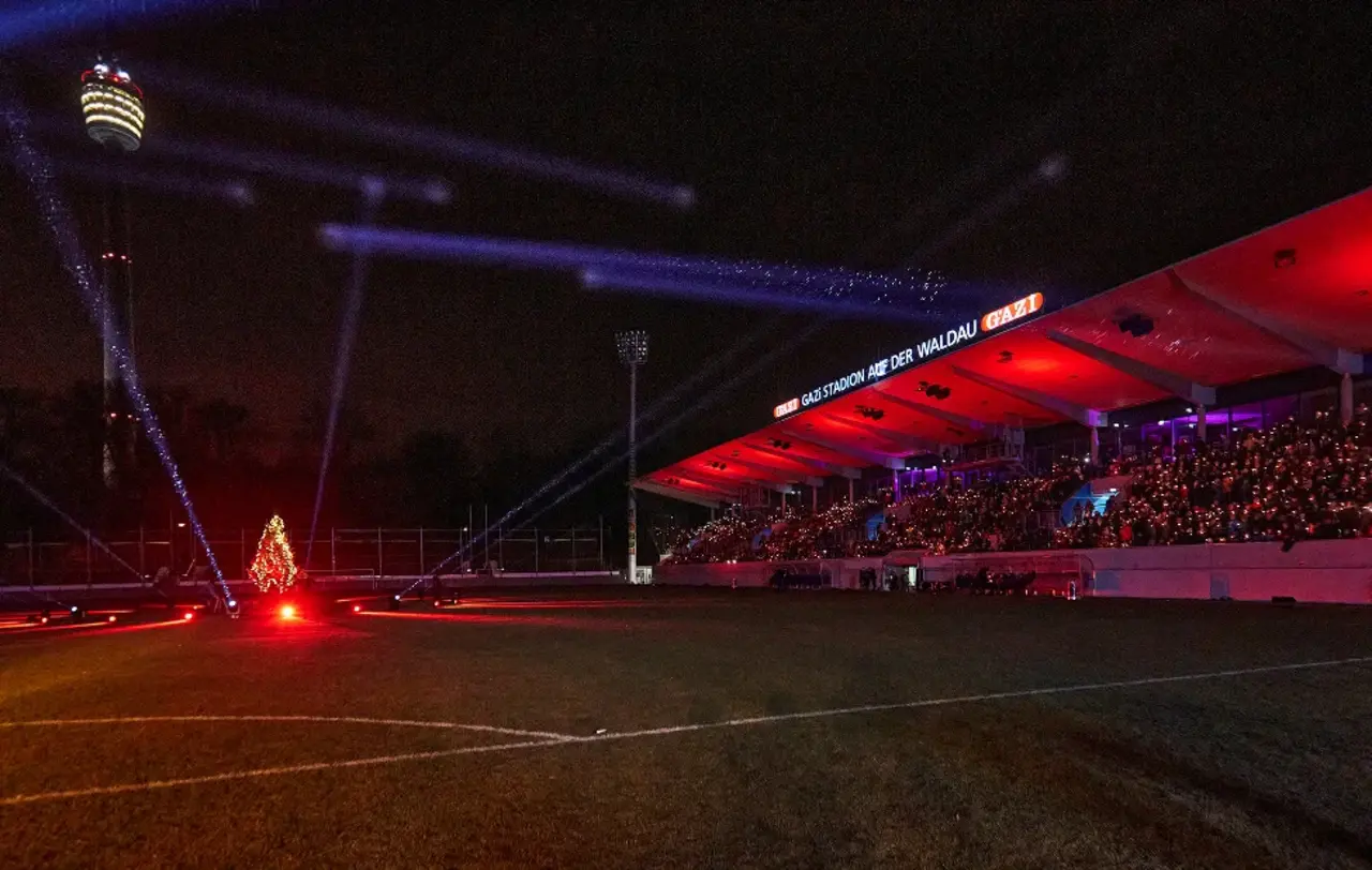 Schon beim ersten Stuttgarter Weihnachtssingen zog es viele Besucherinnen und Besucher ins Gazi-Stadion.