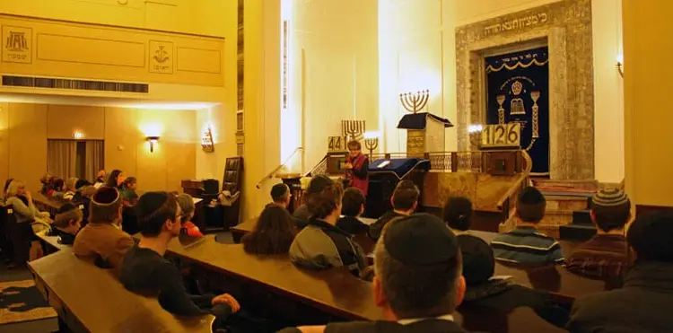 Rachel Dror erklärt den Besuchern das Judentum.