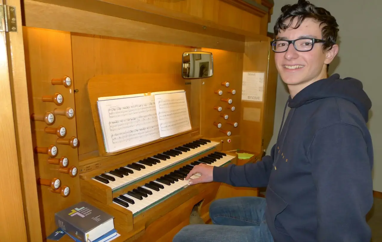 Elias übt zwei- bis dreimal pro Woche in der Kirche