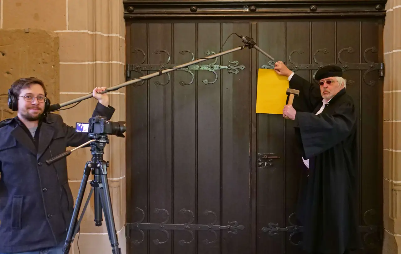 Jonas Dietz, der Referent für Neue Medien des Kirchenbezirks, filmt Pfarrer Tobias Küenzlen, der den Reformator Martin Luther spielt.