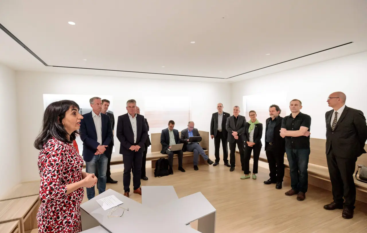 Landtagspräsidentin Muhterem Aras (Grüne) begrüßte die Gäste zur Einweihung des „Raums der Stille" im Untergeschoss des Landtagsgebäudes.