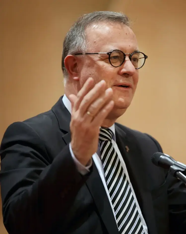 Landesbischof Frank Otfried July lädt zur Mitgliedschaft in der Württembergischen Landeskirche ein.