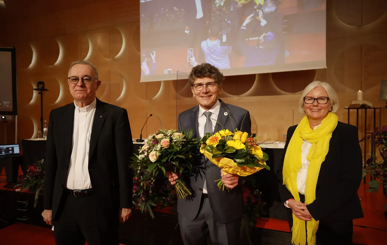 Landesbischof Dr. h. c. Frank Otfried July (links) und Synodalpräsidentin Sabine Foth gratulieren Ernst-Wilhelm Gohl zur Wahl.
