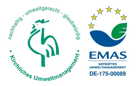 Die beiden wichtigsten Logos der kirchlichen Umweltarbeit: Grüner Gockel und EMAS-Siegel.