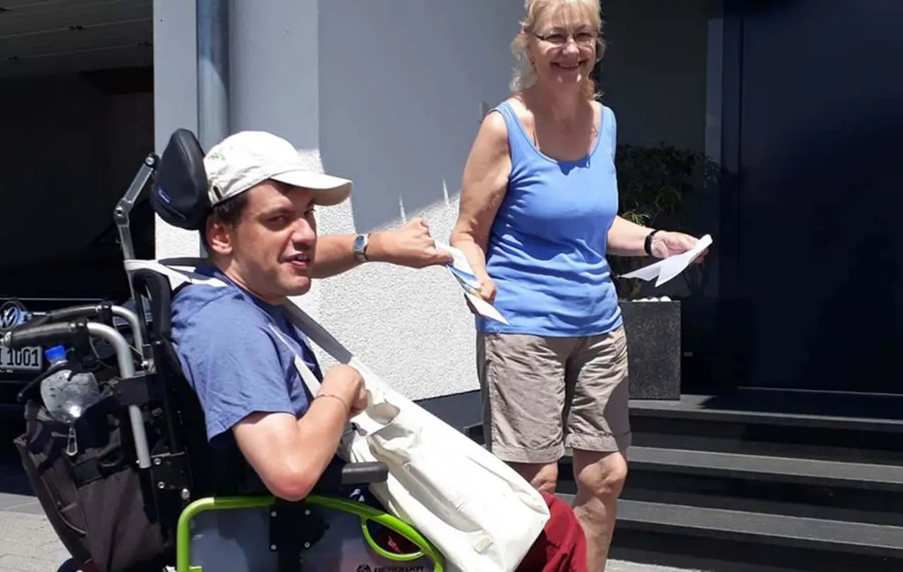 Philipp bringt sich ins Gemeindeleben ein. In seinem Rollstuhl kann er genug Gemeindebriefe verstauen und sie im Ort verteilen.