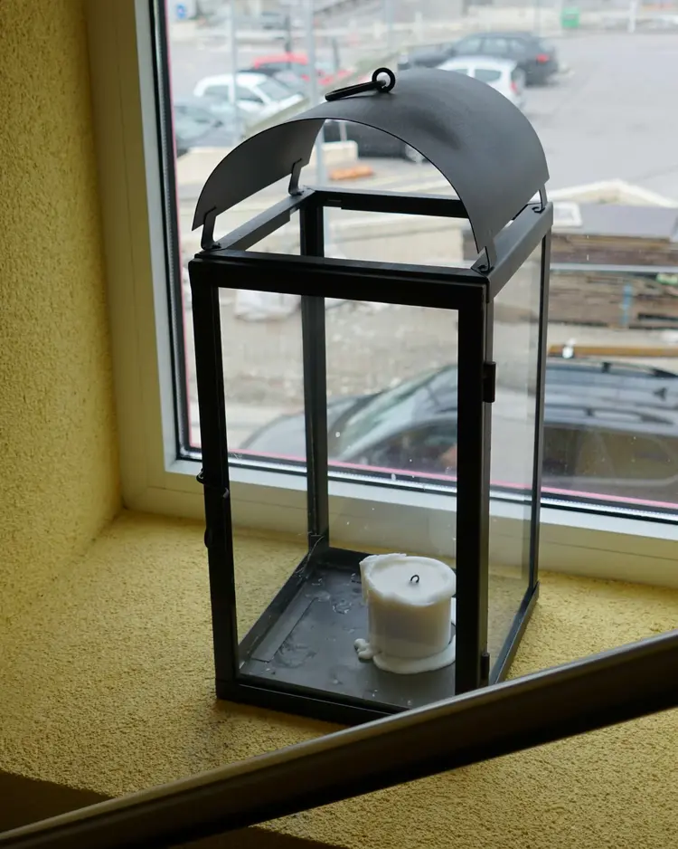 Diese Laterne signalisiert nach draußen: Heute ist ein Gast verstorben.