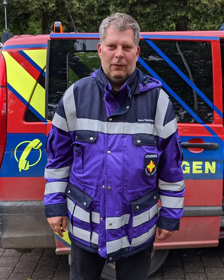 Boris Rademacher aus Rottenburg sieht auch die Zeichen der Hoffnung inmitten der Zerstörung.