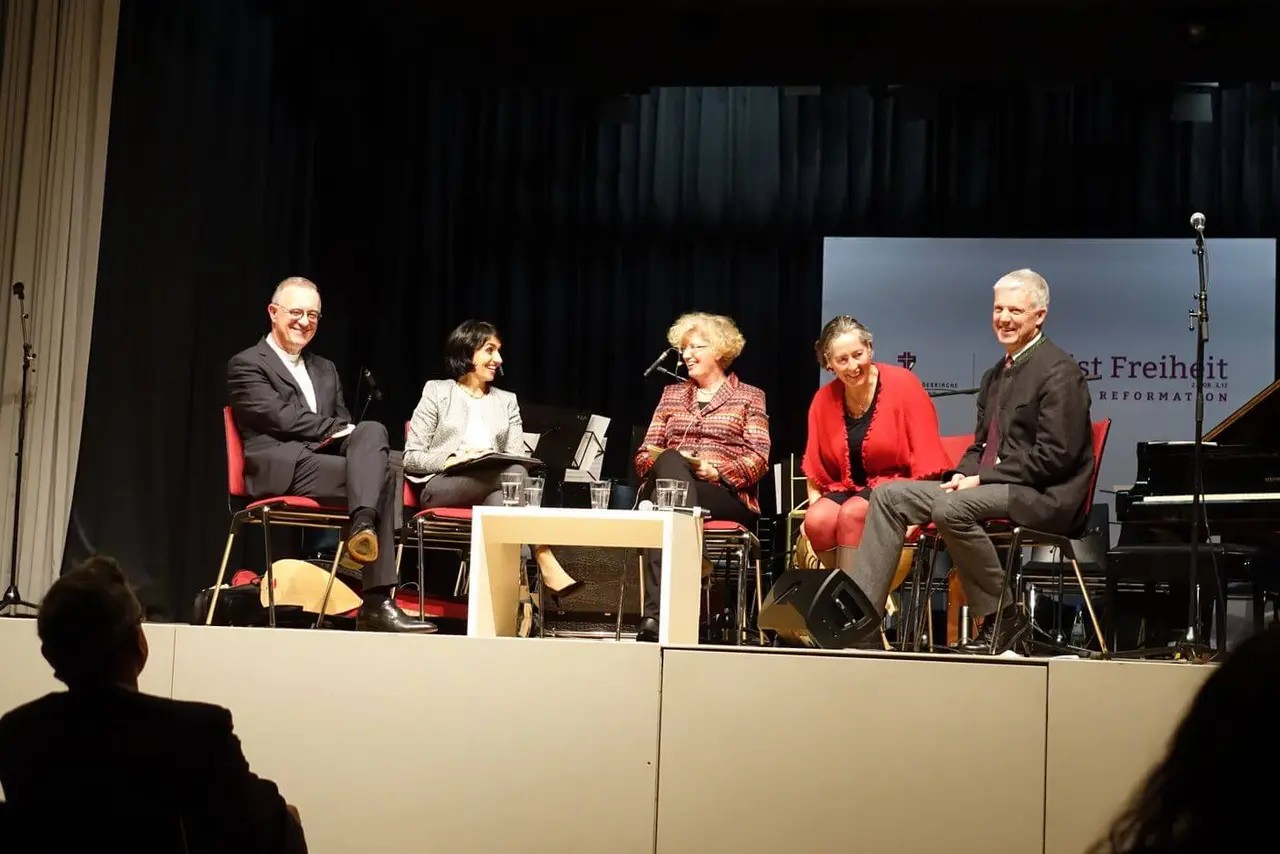 Landesbischof Dr. h. c. Frank Otfried July, Muhterem Aras, Präsidentin des Landtags von Baden-Württemberg, Reformationsbeauftragte Dr. Christiane Kohler-Weiß, Gefängnisseelsorgerin Susanne Büttner und Dr. med. Johannes Hub, Facharzt für Psychosomatische Medizin und Psychotherapie. (vlnr)