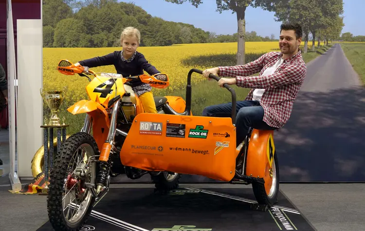 Liara Zimmermann und ihr Vater Daniel nahmen die Einladung an: Sie bestiegen das Seitenwagen-Motocross-Gespann der früheren Vizeweltmeister Klaus und Thomas Weinmann, ließen sich vor einer Frühlingskulisse ablichten - und hatten jede Menge Spaß dabei.