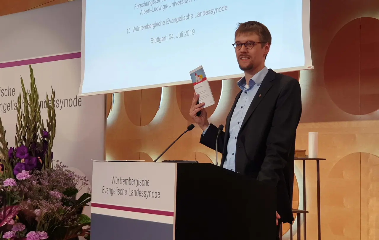 Fabian Peters vom Forschungszentrum „Generationenverträge" an der Albert-Ludwigs-Universität Freiburg stellte der Landessynode die Projektion zur Entwicklung von Mitgliederzahlen und Kirchensteuereinnahmen vor.