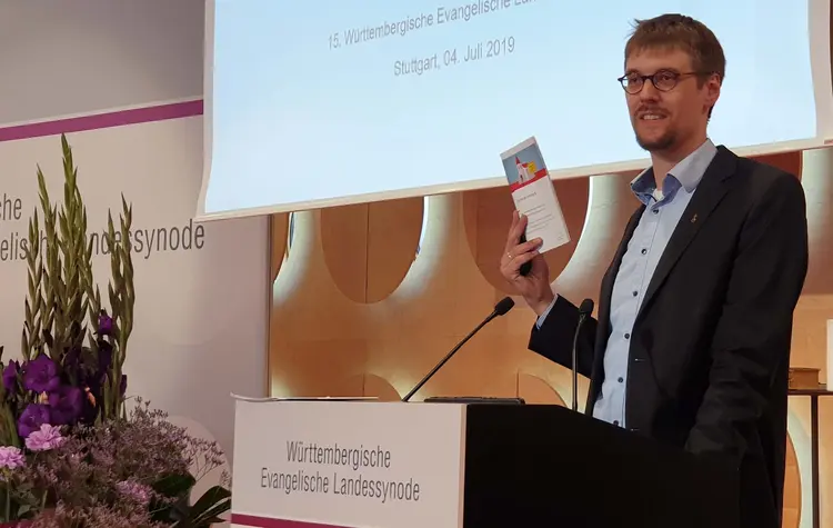 Fabian Peters vom Forschungszentrum „Generationenverträge" an der Albert-Ludwigs-Universität Freiburg stellte der Landessynode die Projektion zur Entwicklung von Mitgliederzahlen und Kirchensteuereinnahmen vor.
