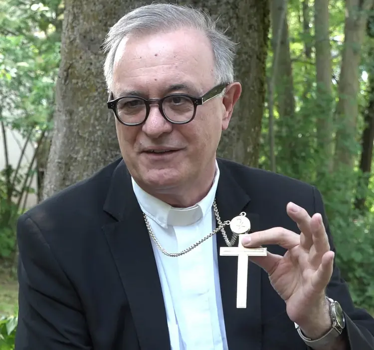 Landesbischof Frank Otfried July erklärt, warum er keine Bischofsmütze trägt.