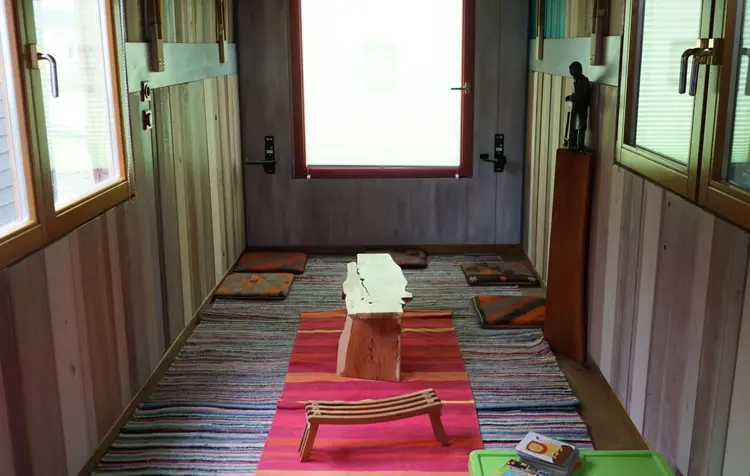 Zur Ruhe kommen im schlichten Innern der Kapelle.