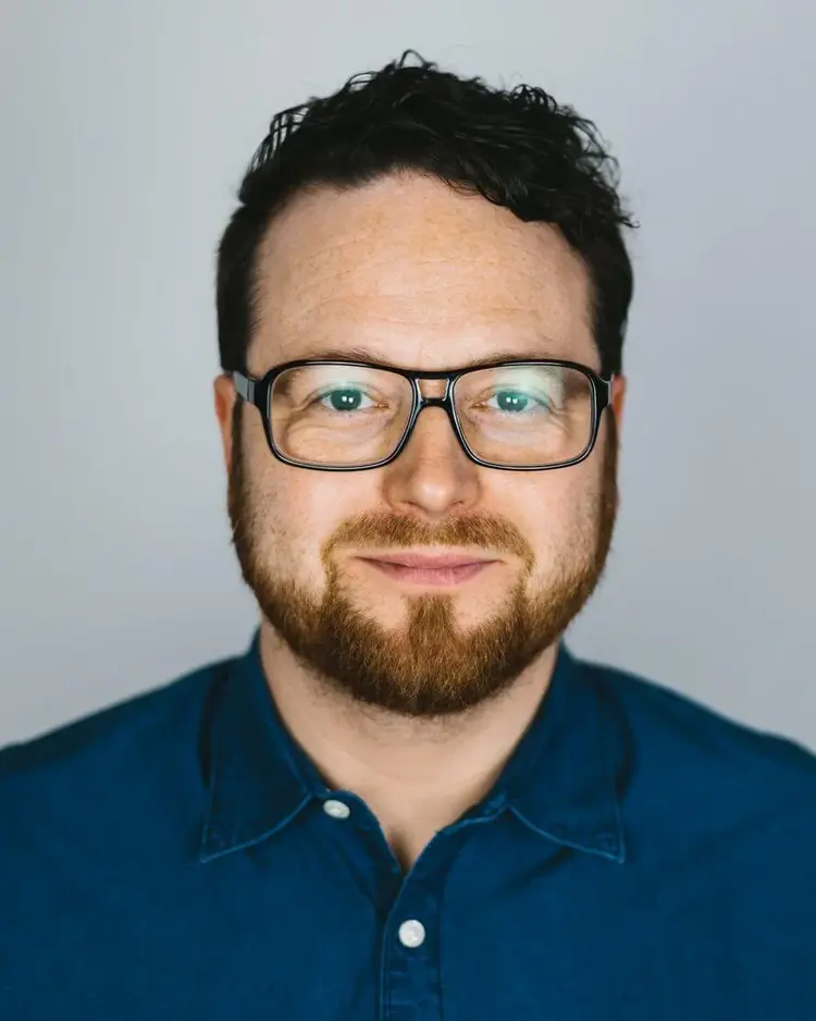 Tobi Wörner bringt das Votum für den Gesprächskreis „Kirche für morgen" ein