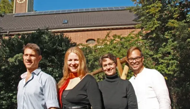 Die neuen Vikarinnen und Vikare Oliver Saia, Kathrin Sauer, Katharina Krause, und Nicolai Opifanti vor der Tübinger Eberhardskirche (von links).