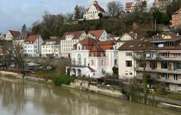 Die Hochschule für Kirchenmusik liegt in Tübingen direkt am Neckar (Bildmitte).