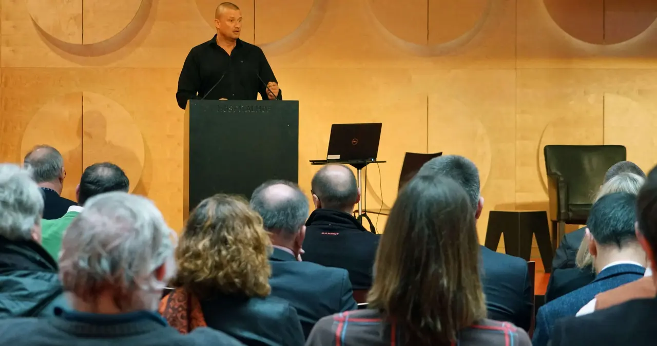 Florian Römer, Vertriebsleiter bei der Uslarer Firma Bikeleasing, erläutert bei der Kick-of-Veranstaltung die Konditionen für Elektrofahrräder.