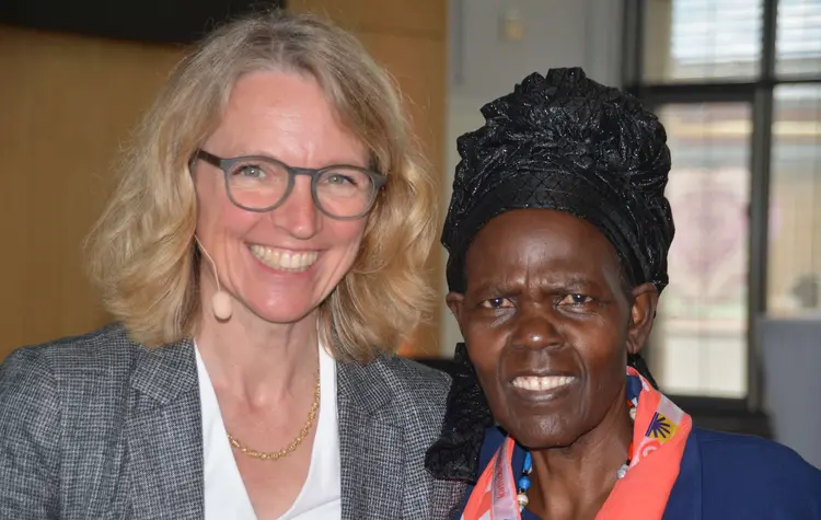 Pfarrerin Heike Bosien mit Dr. Agnes Abuom