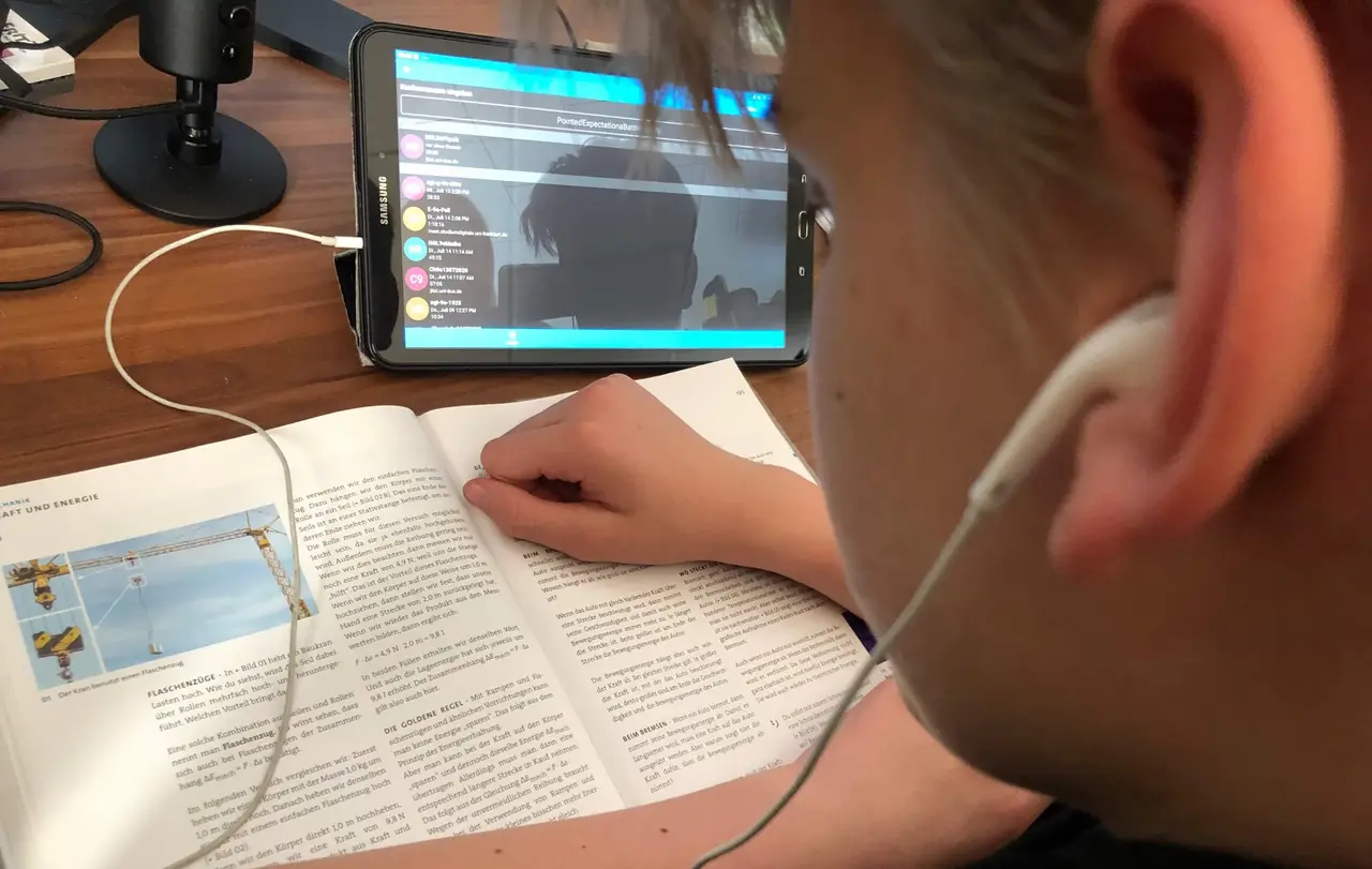 Neun von zehn Schülern an Evangelischen Schulen sind der Meinung, dass der Fernunterricht ihre Selbständigkeit verbessert habe.