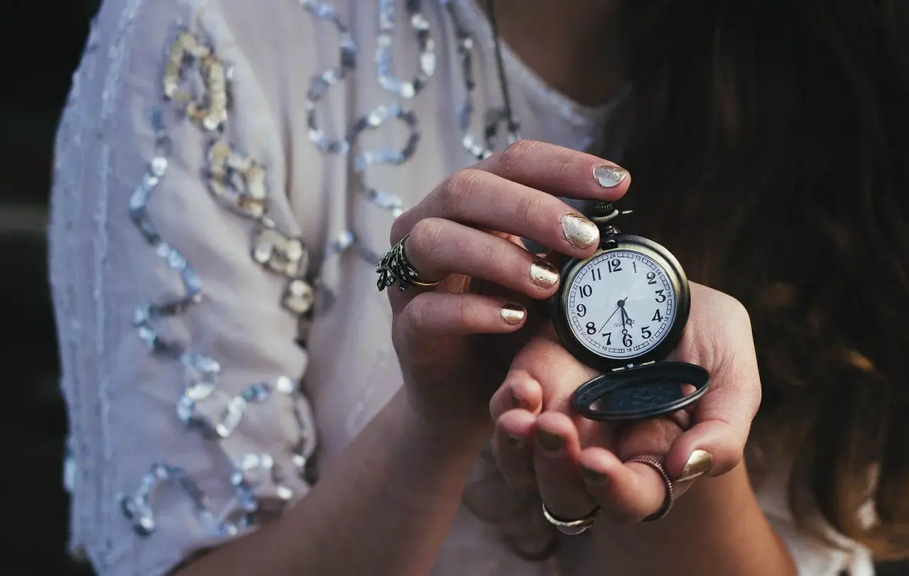 Die Evangelische Gesellschaft Stuttgart (eva) wirbt dafür. zu Weihnachten Zeit zu verschenken - beispielsweise als Ehrenamtler (Symbolbild).