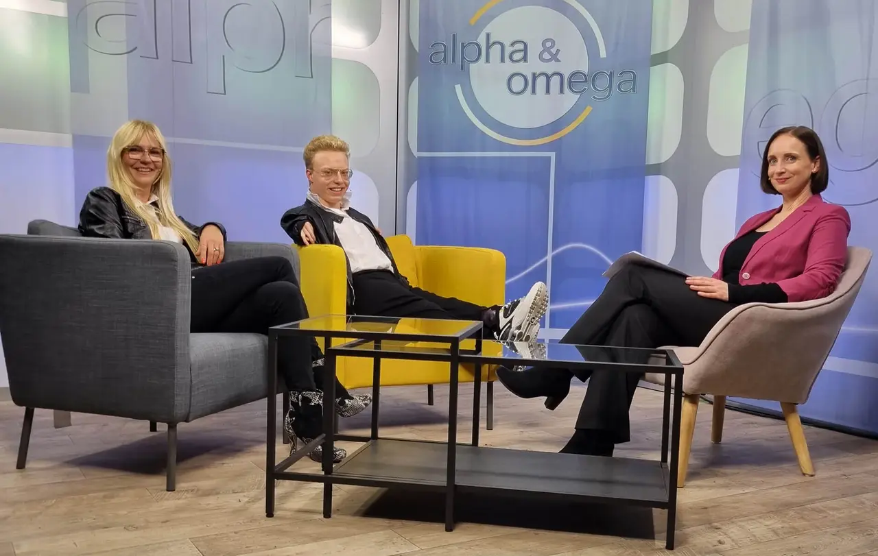 In der Sendung „ALPHA & OMEGA“ ist Josia Topf, Profischwimmer mit TAR-Syndrom, zusammen mit seiner Mutter zu Gast.
