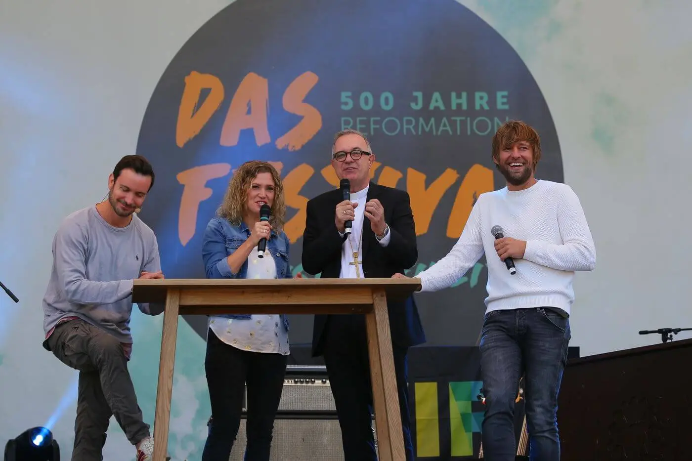 Tänzer und Choreograph Eric Gauthier, Moderatorin Juliane Eva Eberwein, Landesbischof Frank Otfried July und Musiker Johannes Falk gemeinsam auf der Bühne - Thema der Diskussion das Motto, das über allem steht: Freiheit.